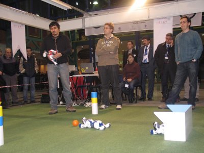 GELECEK PARKI'NDA ROBOT KÖPEKLERİN FUTBOL MAÇI SÜRÜYOR