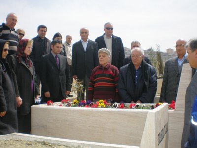 EMO ANKARA ŞUBESİ 6. VE 7. DÖNEM YÖNETİM KURULU ÜYELİĞİ YAPAN VE 10 NİSAN 2008 TARİHİNDE HAYATINI KAYBEDEN ÜYEMİZ HALİL EKER’İ MEZARI BAŞINDA ANDIK.