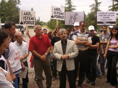 ÖZELLEŞTİRME KARŞITI PLATFORM GREVDEKİ ADAPAZARI GOODYEAR LASTİK FABRİKASI İŞÇİLERİNE DESTEK ZİYARETİNDE BULUNDU