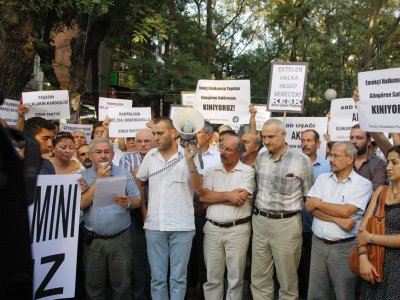 GÜNGÖREN KATLİAMINI PROTESTO İÇİN OTURMA EYLEMİ