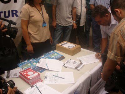 ÖZELLELEŞTİRME KARŞITI PLATFORMDAN İZGAZ'IN ÖZELLEŞTİRLİLMESİNE KARŞI STAND VE İMZA KAMPANYASI