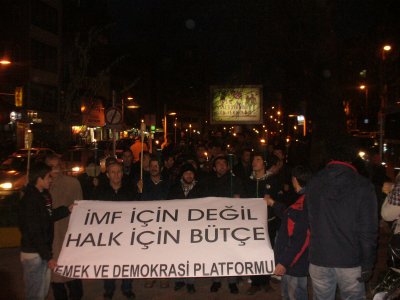 2009 BÜTÇESİNE, KRİZİN YÜKÜNÜN EMEKÇİLERE YIKILMASINA KARŞI MEŞALELİ YÜRÜYÜŞ YAPILDI