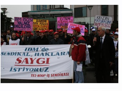 IBM İŞÇİSİ PLAZA ÖNÜNDEYDİ
