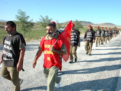 KARŞIYAKA BELEDİYESİNDEN ATILAN İŞÇİLER ANKARAYA YÜRÜYOR