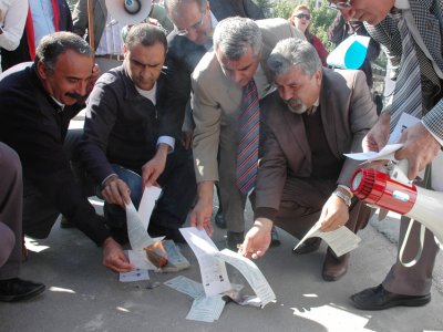 ÖKP ANKARA BİLEŞENLERİ ENERJİ BAKANLIĞI ÖNÜNDE FATURA YAKTI