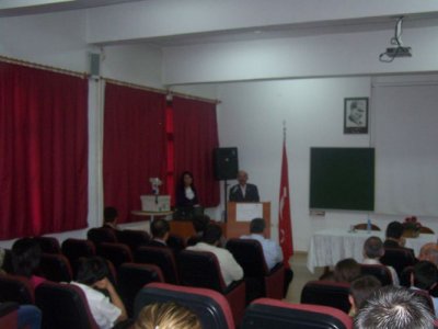 DUMLUPINAR ÜNİVERSİTESİ ELEKTRİK-ELEKTRONİK VE BİLGİSAYAR MÜHENDİSLİĞİ SON SINIF ÖĞRENCİLERİNE ROZET TÖRENİ YAPILDI