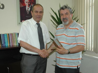 ÇEVRE DİRENİŞLERİ BULUŞUYOR ETKİNLİĞİNE KATKISINDAN DOLAYI TMMOB YÖNETİM KURULU BAŞKANI MEHMET SOĞANCIYA PLAKET VERİLDİ