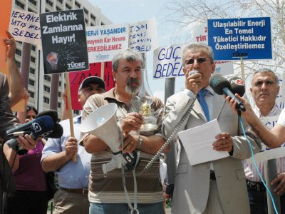 ELEKTRİK FİYATLARININ İNDİRİLMEMESİ ENERJİ BAKANLIĞI ÖNÜNDE PROTESTO EDİLDİ