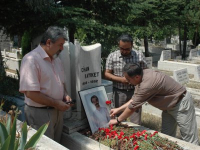 CİHAN KAYIKET MEZARI BAŞINDA ANILDI