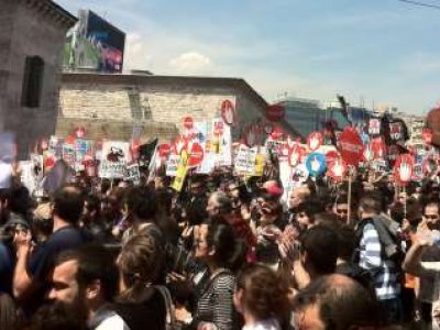 İNTERNET SANSÜRÜNE KARŞI BİNLERCE KİŞİ EYLEM DÜZENLEDİ