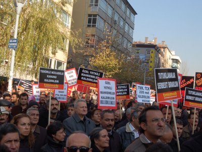 EMEK VE DEMOKRASİ GÜÇLERİ AKP’NİN BASKI POLİTİKALARINA KARŞI SOKAKTAYDI...