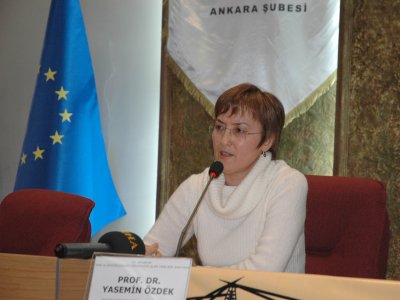 KAMUSALLIK YENİDEN ÇALIŞTAYI 2. GÜNÜNDE “İNTERNET  ÇAĞINDA TOPLUMSAL MUHALEFET”, “HAK VE ÖZGÜRLÜKLERİ GÜVENCEYE ALAN YENİ BİR ANAYASA”, “KAMUSALLIĞIN SAVUNUSU VE TOPLUMSAL MUHALEFET” KONULARI ELE ALINDI.