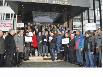 İZMİR İKK: HKMO İZMİR ŞUBE BAŞKANIMIZ SELÇUK SAVCI BAŞTA OLMAK ÜZERE ÜYELERİMİZ MİMAR VE MÜHENDİSLERİN YANINDAYIZ