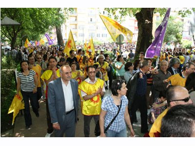 BİNLERCE EMEKÇİ İŞ BIRAKARAK ALANLARI DOLDURDU