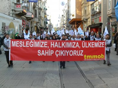 İSTANBULDA TMMOB YASASININ DEĞİŞTİRİLMESİNE KARŞI PANEL VE YÜRÜYÜŞ DÜZENLENDİ