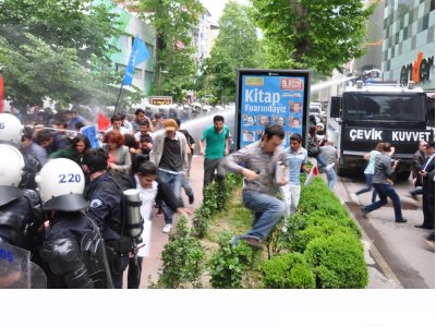 REYHANLI PATLAMASINI PROTESTO EYLEMİNE POLİS SALDIRISI