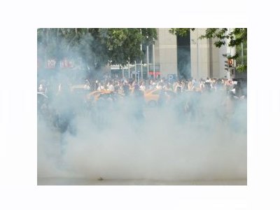 TÜRKİYE, AKP FAŞİZMİNE DİRENİYOR