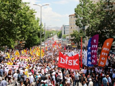 GÜCÜNÜZ HALKI SİNDİRMEYE YETMEYECEK
DEVLET TERÖRÜNÜ DURDURUN, ZORBALIĞA SON VERİN