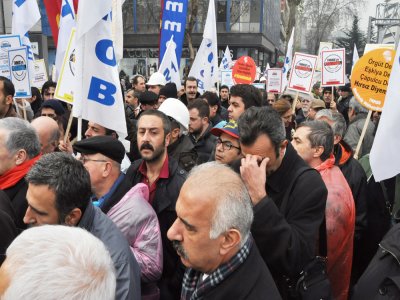 TORBA YASAYI PROTESTO ETMEK İSTEYEN TMMOB ÜYELERİNE BİBER GAZLI POLİS MÜDAHALESİ