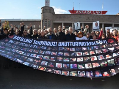 10 EKİM ANKARA KATLİAMININ 1. AYINDA TREN GARI ÖNÜNDE ANMA ETKİNLİĞİ DÜZENLENDİ