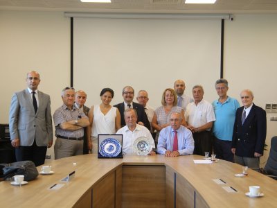 PROF. DR. HAKAN KUNTMAN`A KATKILARINDAN DOLAYI ODAMIZ TARAFINDAN PLAKET VERİLDİ