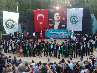ÇUKUROVA ÜNİVERSİTESİ MÜHENDİSLİK-MİMARLIK FAKÜLTESİ 2016-2017 YILI MEZUNİYET TÖRENİ 4 TEMMUZ SALI GÜNÜ ÜNİVERSİTENİN AMFİ TİYATROSUNDA GERÇEKLEŞTİRİLDİ.