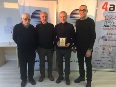 ÜYELERİMİZİN MESLEKTE ONUR YILI PLAKETLERİ VERİLİYOR.