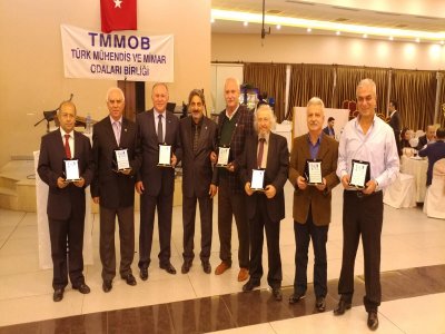 TMMOB İSKENDERUN BİLEŞENLERİNİN DÜZENLEDİĞİ DAYANIŞMA VE MORAL GECESİNDE PLAKET TÖRENİ GERÇEKLEŞTİRİLDİ.