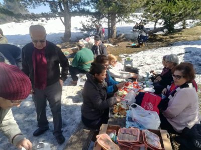 ULUDAĞ`DA KARLAR ÜZERİNDE PİKNİK  SOSYAL ETKİNLİK DÜZENLENDİ