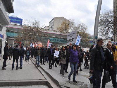KESK-TMMOB ANKARA İKK-ATO VE ASMMONUN KIZILAY GENEL MÜDÜRLÜĞÜ ÖNÜNDEKİ BASIN AÇIKLAMASINA POLİS MÜDAHALE ETTİ