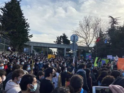 `DEMOKRATİK ÜNİVERSİTE MÜCADELESİNİN YANINDAYIZ`