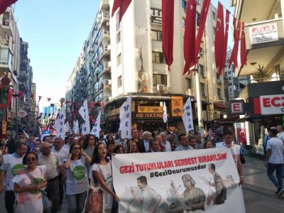 TMMOB HEYETİ İZMİR`DE: `GEZİ`NİN VE ARKADAŞLARIMIZIN ARKASINDAYIZ`