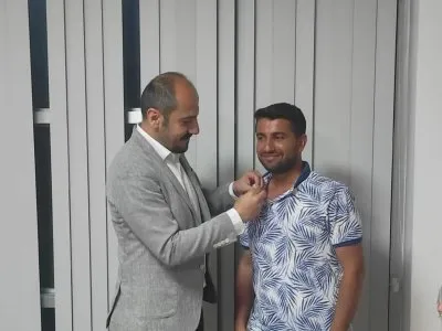 EMO MERSİN ŞUBE YÖNETİM KURULU TOPLANTIMIZDA BAŞKANIMIZ ALKAN ALKAYA YENİ ÜYEMİZ DOĞUŞ KOÇ`A EMO ROZETİNİ VE AJANDASINI TAKDİM ETTİ.
