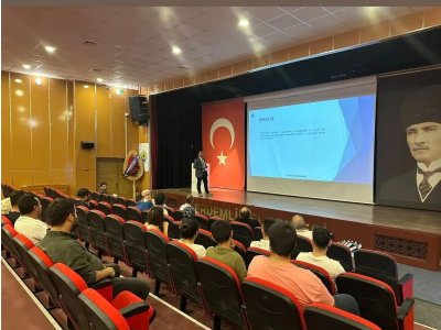 ERDEMLİ İLÇE TEMSİLCİLİĞİMİZİN DÜZENLEDİĞİ İLK ETKİNLİK OLAN `YILDIRIMDAN KORUNMA SİSTEMLERİ` SEMİNERİ 11 TEMMUZ 2023 SALI GÜNÜ ERDEMLİ BELEDİYESİ KÜLTÜR MERKEZİ`NDE GERÇEKLEŞTİRİLDİ.