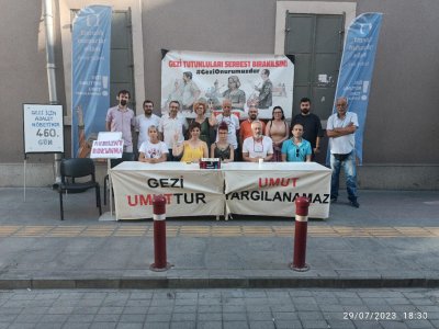 HUKUKSUZ TUTUKLAMALARA KARŞI EMO ÜYELERİ ADALET NÖBETİNDEYDİ