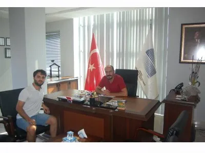 MERSİN ÜNİVERSİTESİ ELEKTRİK ELEKTRONİK MÜHENDİSLİĞİ BÖLÜMÜNDEN YENİ MEZUN OLAN DEĞERLİ MESLEKTAŞIMIZ ZEKİ MURAT ŞİMŞEK EMO MERSİN ŞUBEMİZE ÜYE OLDU VE ŞUBE BAŞKANIMIZ ALKAN ALKAYA`YI ZİYARET ETTİ.