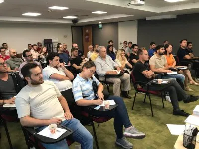 HARMONİKLİ SİSTEMLERDE REAKTİF GÜÇ 
KOMPANZASYONU SEMİNERİ YAPILDI