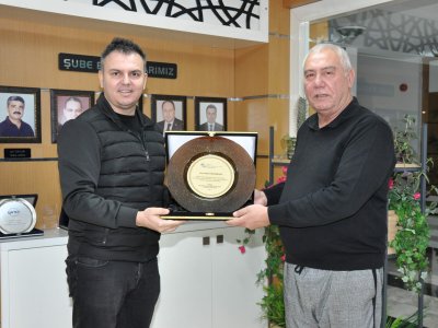 ÜYEMİZ RÜŞTÜ BEKDİKHAN`A PLAKET