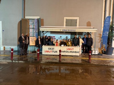 HUKUKSUZ TUTUKLAMALARA KARŞI EMO ÜYELERİ ADALET NÖBETİNDEYDİ