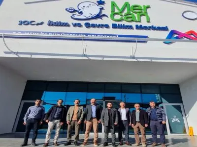 EMO MERSİN ŞUBE BAŞKANIMIZ PROF. DR. ALKAN ALKAYA VE ENERJİ DAİMİ KOMİSYON ÜYELERİMİZ UMUT OĞUR VE HANİFİ YAYICI, MERSİN BÜYÜKŞEHİR BELEDİYESİ İKLİM VE SIFIR ATIK DAİRE BAŞKANLIĞINI İKLİM VE ÇEVRE BİLİM MERKEZİNDE ZİYARET ETTİ.