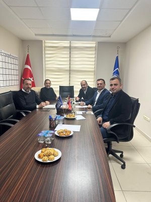 MEZİTLİ BELEDİYESİ STRATEJİ MÜDÜRÜ SN. MUSTAFA BARIŞ VE  ASLI ÇALIŞKAN  EMO MERSİN ŞUBE BAŞKANIMIZ PROF. DR. ALKAN ALKAYA,MMO MERSİN ŞUBE BAŞKANI İSMAİL OĞUZ VE ÇMO MERSİN ŞUBE BAŞKANI SİNAN CAN`I ZİYARET ETTİ.
